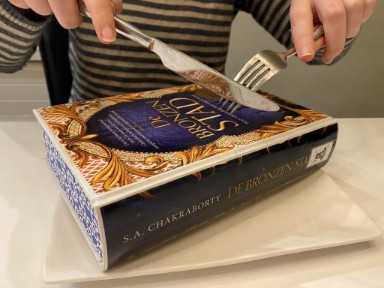 Afbeelding van een boek dat wordt gegeten met mes en vork