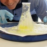 Internationale Vrouwendag in Beverwijk met wetenschappe;ijke proefjes van Madame Curie bij TalentenLab.